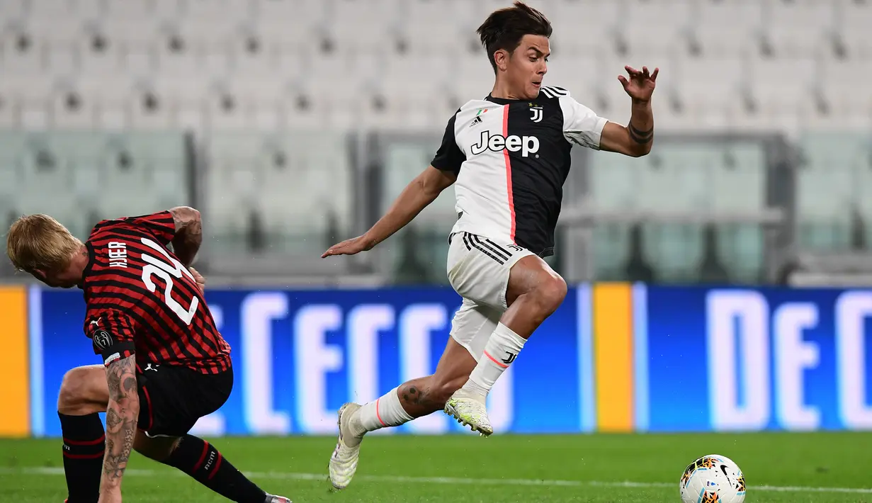 Penyerang Juventus, Paulo Dybala, berebut bola dengan pemain AC Milan pada laga leg kedua semifinal Coppa Italia di Allianz Stadium, Sabtu (13/6/2020) dini hari WIB. Juventus lolos ke final usai bermain imbang 0-0 atas AC Milan. (AFP/Miguel Medina)