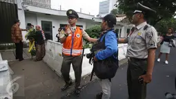 Petugas keamanan melarang wartawan untuk mengambil gambar di depan Kantor Kedubes AS, Jakarta, Selasa (14/6). wartawan mengalami kesulitan untuk meliput aksi simpatik yang dilakukan komunitas GKSI. (Liputan6.com/Immanuel Antonius)