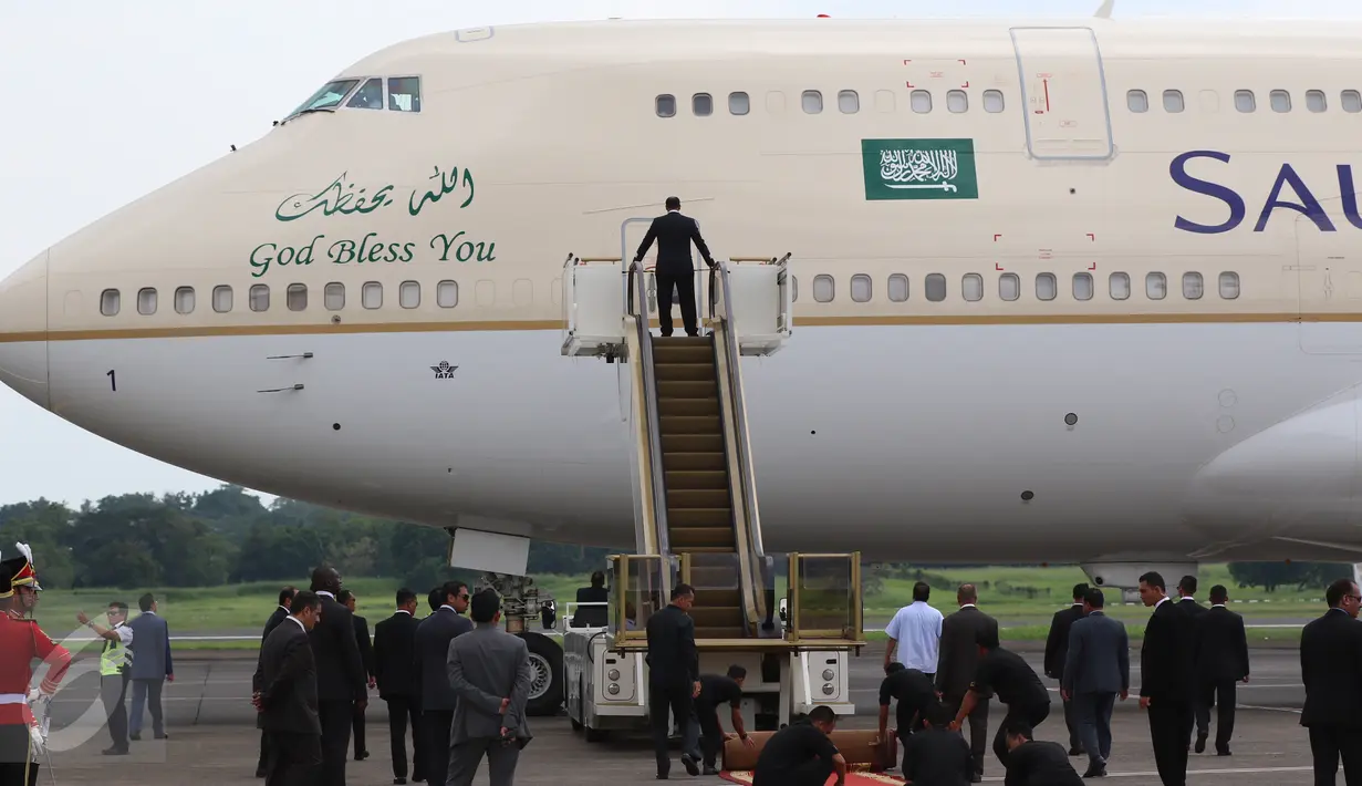 Petugas mempersiapkan sambutan kedatangan Raja Arab Saudi Salman bin Abdulaziz al-Saud yang tiba di Bandara Halim Perdanakusuma, Rabu (3/1). Dan juga satu unit Boeing 747 SP, satu unit Boeing 747-300. (Liputan6.com/Fery Pradolo)