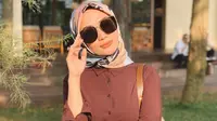 Pemeran sinetron Angling Dharma ini tampil simpel dengan blouse berwarna coklat yang dipadukan dengan celana jeans. Tak lupa akesoris kacamata hitam membuat gaya pemilik nama lengkap Imel Putri Cahyati semakin chic. Meski simpel, gayanya terlihat modis.(Liputan6.com/IG/@imelpc)