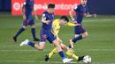 Pemain Atletico Madrid, Marcos Llorente, berebut bola dengan pemain Villareal, Manu Trigueros, pada laga Liga Spanyol di Stadion Ceramica, Minggu (28/2/2021). Atletico Madrid menang dengan skor 2-0. (AP/Jose Breton)