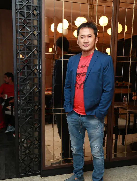 Sekitar 11 tahun kemudian, Hanung Bramantyo merasa terpanggil kembali menggarap film Jomblo yang sempat sukses ditahun 2006 silam. Tentu dengan cerita dan pemeran berbeda dalam film reboot Jomblo. (Nurwahyunan/Bintang.com)