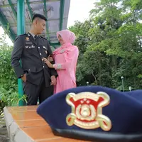 Ternyata Berry, anggota brimob yang tewas tertembak di Papua, belum lama ini menikah dengan wanita yang dicintainya. (Foto: Facebook/Wyndha Dewanty Gumay)