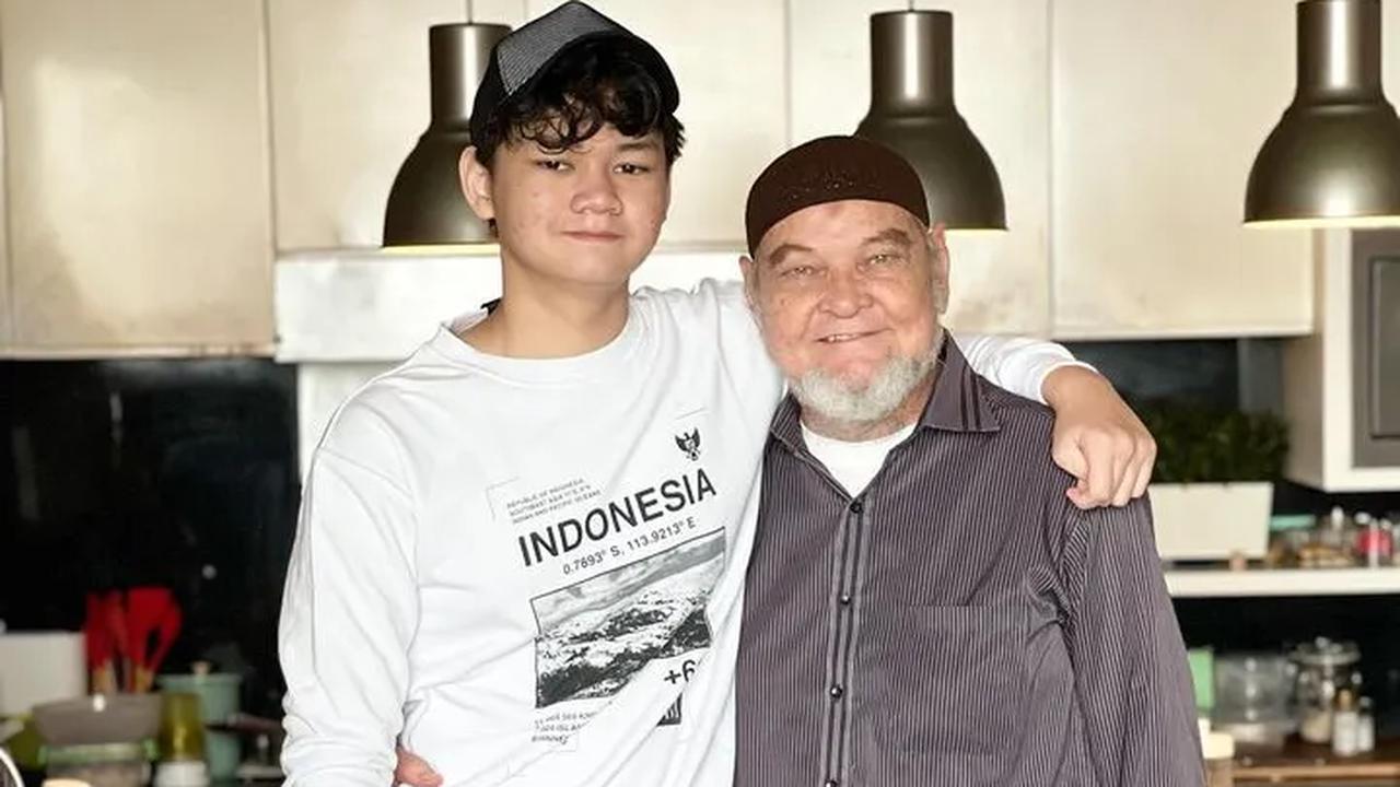 Mona Ratuliu juga kerap mengunggah momen kebersamaan sang ayah dengan cucunya. Tampak ayah Mona Ratuliu berfoto bersama anak laki-lakinya.<br>
