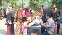 Kegiatan operasi pasar Dinas Perdagangan di Surabaya, Jawa Timur. (Foto: Liputan6.com/Dian Kurniawan)
