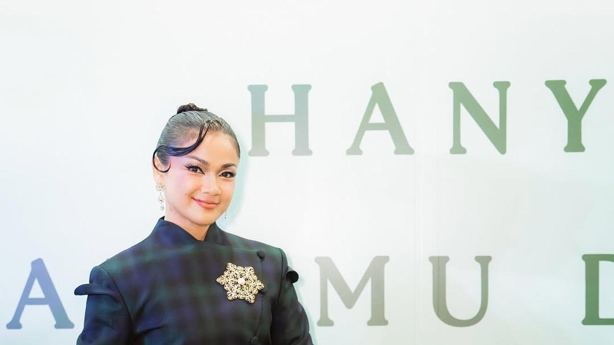 Elegan dan Penuh Karisma, Nirina Zubir Tampil Memukau dalam Beskap Kotak-Kotak di Gala Premiere Film Terbarunya