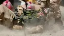 Tentara Royal Resimen 22 Kanada membantu rekannya yang terkena tembakan saat simulasi latihan tempur RIMPAC 2016 di Camp Pendleton, California, Amerika Serikat, (11/7). (REUTERS/Mike Blake)