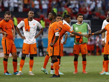 Para pemain timnas Belanda usai pertandingan babak 16 besar Euro 2020 antara Belanda dan Republik Ceko di Puskas Arena, Minggu (27/6/2021). Belanda yang terpaksa bermain dengan 10 pemain setelah turun minum secara mengejutkan disingkirkan Ceko usai kalah 0-2. (Bernadet Szabo/Pool via AP)
