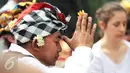 Seorang umat Hindu berdoa saat mengikuti perayaan Saraswati di Pura Agung Santi Bhuwana, Belgia, (26/6). Pura Aung Santi Bhuwana merupakan pura terbesar yang ada di luar Indonesia. (Arie Asona)