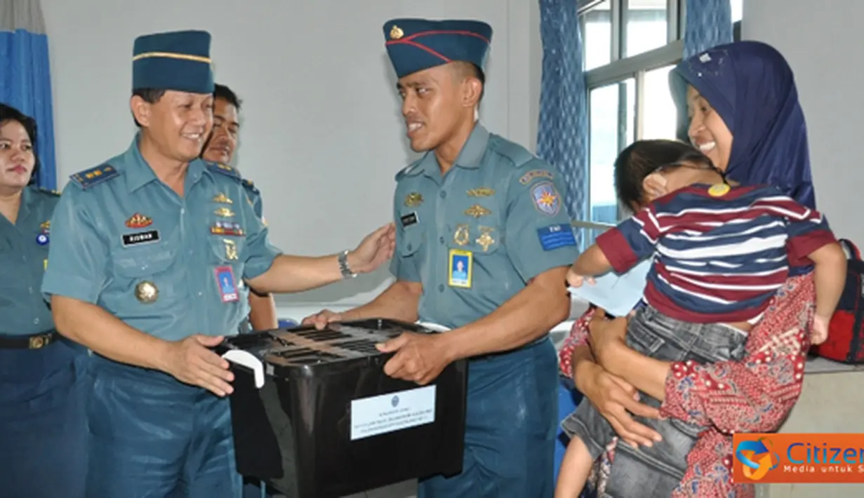 Citizen6, Tanjung Priok: Dalam rangka memperingati HUT ke-51 Kolinlamil, PG Jalasenastri Kolinlamil memberikan tali asih kepada keluarga dan anggota Kolinlamil yang menderita penyakit dalam kategori penanganan khusus, Senin (11/6). (Pengirim: Dispenkolinl