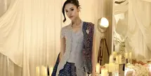 Anya Geraldine tampil mengenakan kebaya lace abu-abu dipadukan selendang batik dihiasi bros senada dengan bawahannya. [@anyageraldine]