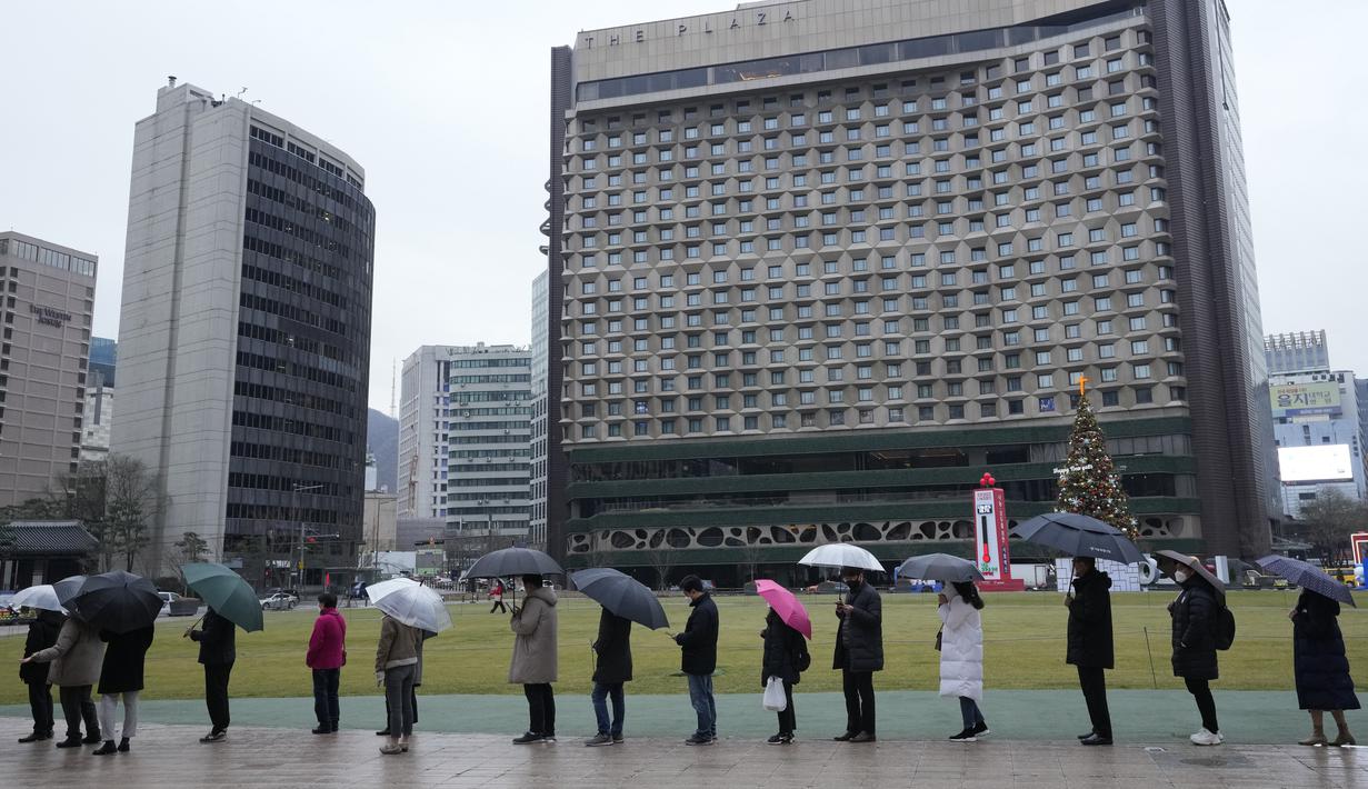 Orang-orang antre untuk menunggu tes virus corona di tempat pengujian darurat di Seoul, Korea Selatan, Jumat (10/12/2021). Otoritas kesehatan Korea Selatan melaporkan lebih dari 7.000 kasus COVID-19 baru untuk ketiga hari berturut-turut pada hari Jumat ini. (AP Photo/Ahn Young-joon)