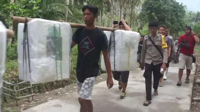 Berjalan Kaki 13 Jam Menyusuri Hutan Demi Distribusi Logistik Pemilu 2019