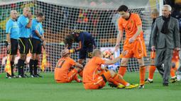 Timnas Belanda - Pasukan De Oranje selalu dihuni pemain-pemain top kelas dunia. Mereka juga selalu menjadi unggulan setiap kali tampil di Piala Dunia. Namun sayangnya, hingga saat ini, mereka belum mampu mengangkat trofi tersebut. (AFP/Pedro Ugarte)