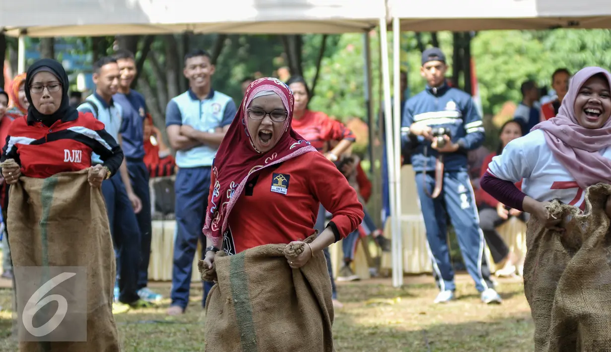 Peserta lomba balap karung semarak 17-an Kemenkumham berusaha mencapai garis finish, Depok, Jumat (12/8). Kemenkumham gelar semarak 17 Agustusan untuk memperingati HUT RI ke-71. (Liputan6.com/Yoppy Renato)