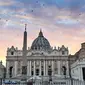 St. Peter's Basilica di Vatikan yang tampak kosong pada 6 April 2020 setelah hampir sebulan penutupan Vatikan dari para wisatawan untuk mencegah COVID-19. (ANDREAS SOLARO / AFP)