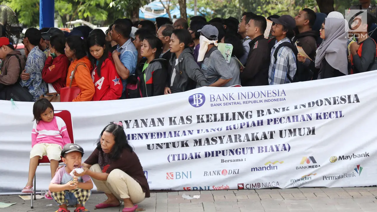 20170607-Warga Mulai Antre Tukar Uang Pecahan di Monas-Angga