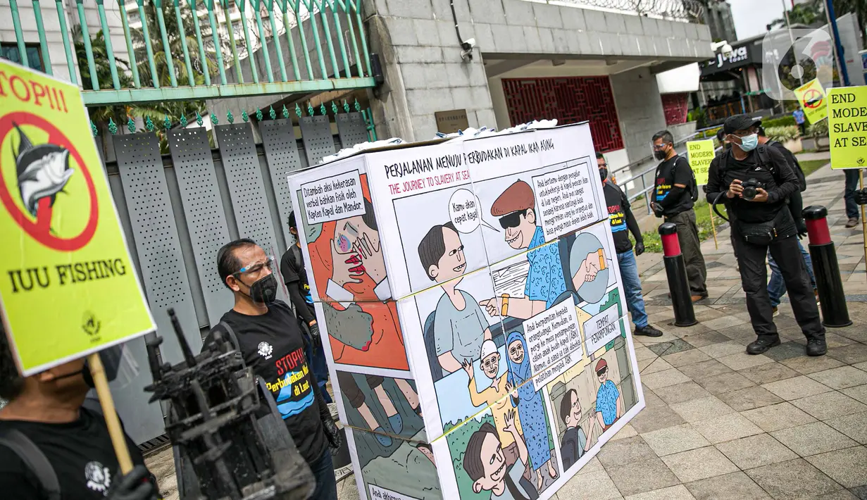 Aktivis membawa poster saat aksi di Kedutaan Besar Republik Rakyat China, Jakarta, Kamis (17/12/2020). Aksi mendorong pemerintah China melakukan penanganan serius terhadap dugaan kasus perbudakan modern yang dialami ABK Indonesia di kapal ikan berbendera China. (Liputan6.com/Faizal Fanani)