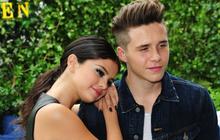 Tampil mesra, Gomez bersandar di bahu putra Beckham