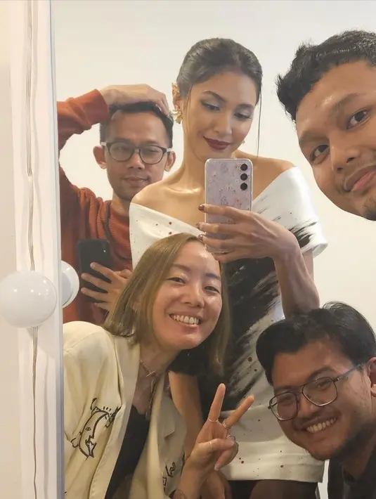 Mikha merayakan penampilannya dengan berfoto bersama seluruh tim. Yang membantunya mendapatkan look cantik misterius. [Foto: @miktambayong]