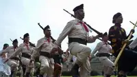 Sejumlah prajurit TNI AD berperan sebagai Tentara Keamanan Rakyat (TKR) pada masa perang kemerdekaan pada upacara peringatan Hari Infanteri, di Lapangan Kodam IV/Diponegoro, di Semarang, Jateng. (Anta
