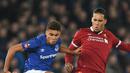 Bek Liverpool, Virgil Van Dijk (kanan) berusaha merebut bola bek Everton, Mason Holgate saat bertanding di Piala FA di Anfield, Inggris (5/1). Liverpool berhak lolos ke babak keempat setelah mengalahkan Everton 2-1. (AFP Photo/Paul Ellis)