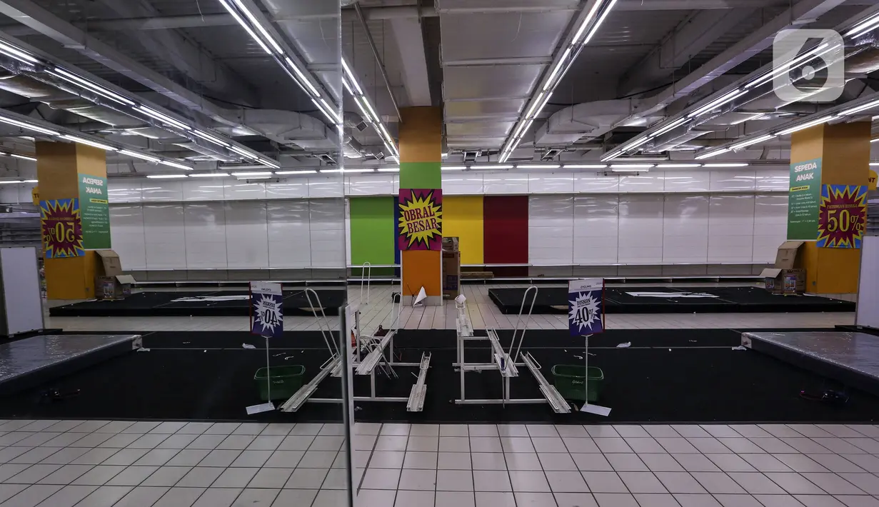 Rak-rak kosong di salah satu gerai supermarket Giant di Jakarta, Kamis (4/3/2021). Persaingan bisnis ritel makanan dan pandemi yang berkepanjangan membuat store Giant tutup satu per satu. (Liputan6.com/Johan Tallo)