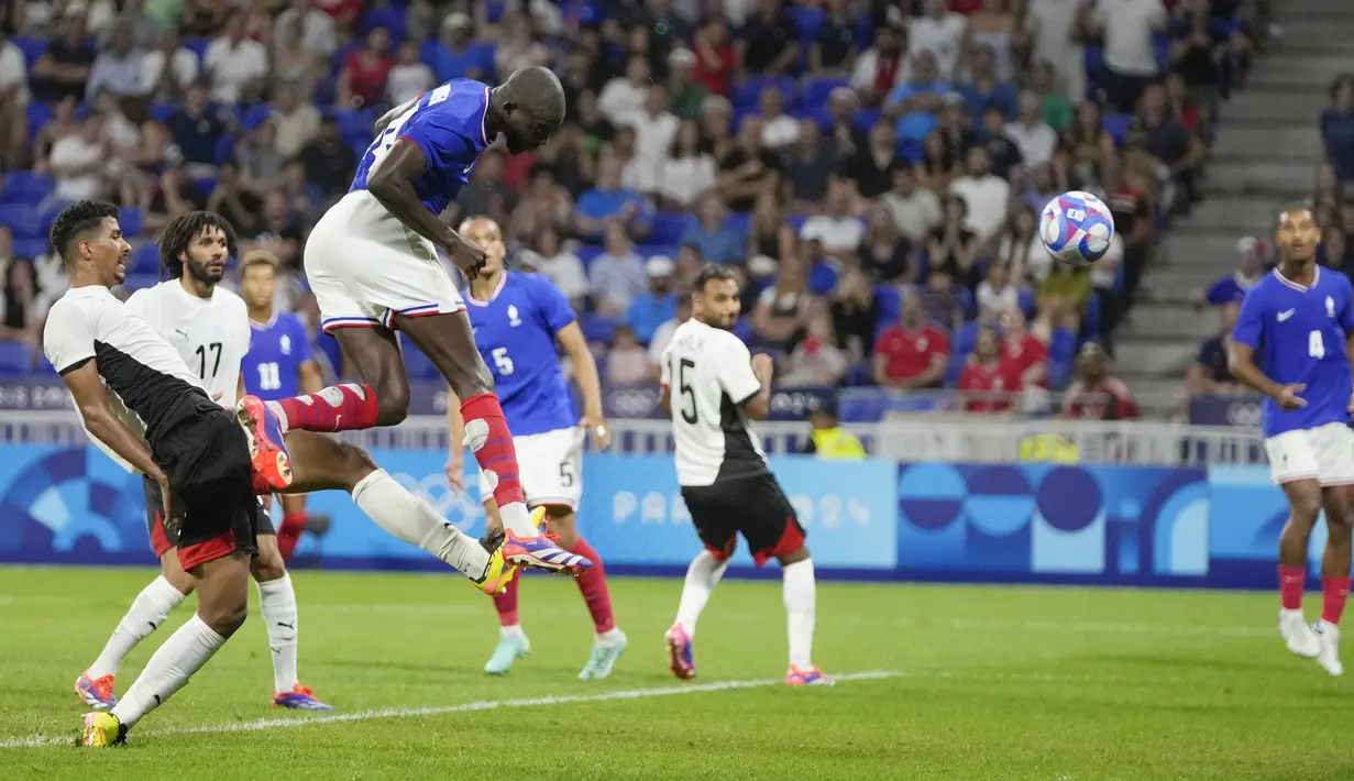 Mesir sempat unggul melalui gol Mahmoud Saber, namun Prancis mampu bangkit dan membalikkan keadaan berkat gol-gol dari Jean-Philippe Mateta dan Michael Olise. (AP Photo/Silvia Izquierdo)