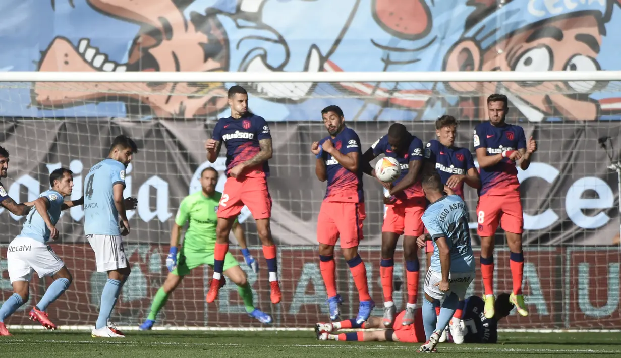 Pemain depan Celta Vigo, Lago Aspas melakukan tendangan bebas saat bertanding melawan Atletico Madrid pada pertandingan La Liga Spanyol di stadion Balaidos di Vigo (15/8/2021). Atletico Madrid menang tipis atas Celta Vigo 2-1 berkat dua gol Correa. (AFP/Miguel Riopa)