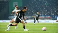 Pemain Dewa United, Egy Maulana Vikri, melewati adangan bek sayap Persib Bandung, Rezaldi Hehanussa, dalam laga Grup B Piala Presiden 2025 di Stadion Si Jalak Harupat, Bandung, Selasa (8/7/2025). (Dok. Piala Presiden)