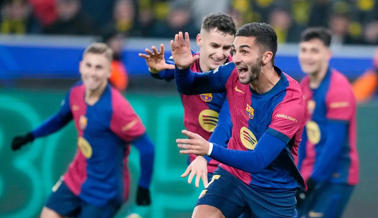 Barcelona berjuang keras untuk mendapat hasil maksimal di kandang Borussia Dortmund pada matchdy enam Liga Champions di Stadion Signal Iduna Park, Dortmund, Kamis (12/12/2024). (AP Photo/Martin Meissner)