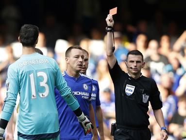 Perjalanan Chelsea awal musim diwarnai kartu merah yang diterima Kiper Chelsea, Thibaut Courtois  saat melanggar pemain Swansea City, Bafetimbi Gomis, di Stamforrd Bridge, London, Sabtu (8/82015). (AFP Photo/Adrian Dennis)