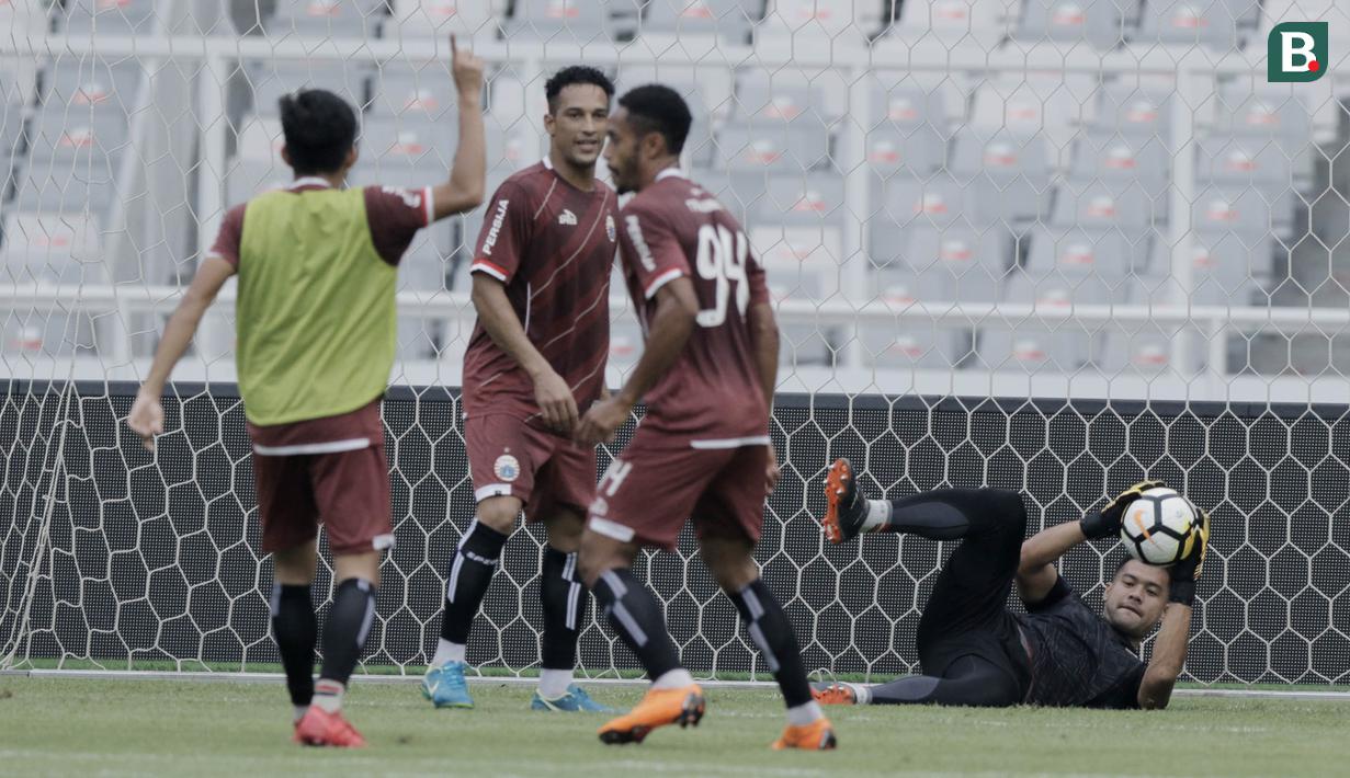Kiper Persija Jakarta,  Andritany Ardhiyasa, saat latihan jelang laga perdana Liga 1 di SUGBK, Jakarta, Kamis (22/3/2018). Persija akan berhadapan dengan Bhayangkara FC. (Bola.com/M Iqbal Ichsan)
