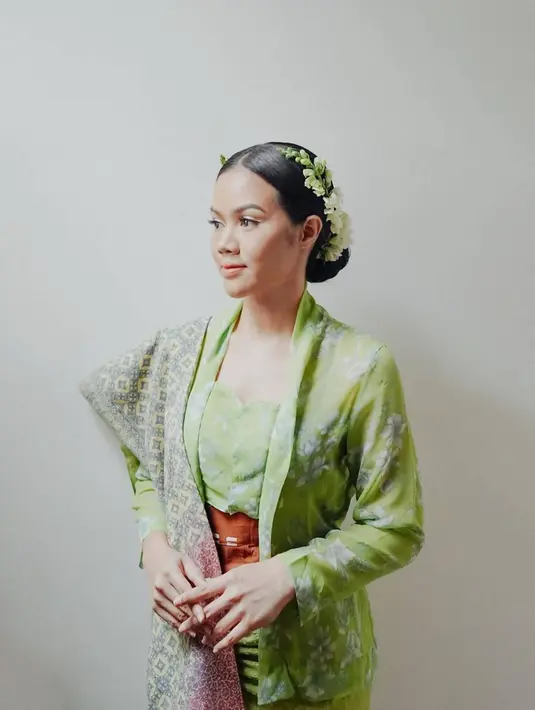 Mekakai kebaya dengan warna dominan hijau, bunga melati yang ia kenakan pun masih ada yang belum mekar. Sehingga tampil senada dengan busananya. Sudah kepala tiga, sosok Yura Yunita sendiri selalu tampil menawan yang masih seperti ABG. (Liputan6.com/IG/@yurayunita)