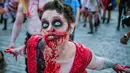 Seorang wanita dengan riasan zombie ikut berpartisipasi dalam parade "Zombie Walk" di Stockholm, Swedia, Sabtu (19/8). Zombie Walk adalah acara yang rutin dilakukan saat musim panas tiba, tepatnya akhir Agustus. (Jonathan NACKSTRAND/AFP)