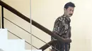 Bupati Solok Selatan Muzni Zakaria menaiki tangga bersiap menjalani pemeriksaan oleh penyidik di Gedung KPK, Jakarta, Jumat (21/06/2019). Muzni Zakaria diperiksa sebagai tersangka terkait kasus korupsi pengadaan barang dan jasa di Kabupaten Solok Selatan. (merdeka.com/Dwi Narwoko)