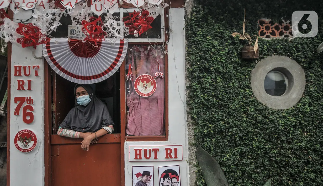 Aktivitas warga di "Kampung Merdeka" RW 04 Kelurahan Kebon Melati, Tanah Abang, Jakarta, Rabu (11/8/2021). Warga setempat menyulap permukiman padat yang berada di antara gedung bertingkat itu menjadi "Kampung Merdeka". (merdeka.com/Iqbal S Nugroho)