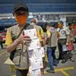Relawan menunjukkan beberapa kotak berisi masker yang akan dibagikan kepada masyarakat dalam "Gerakan Mobil Masker Untuk Masyarakat" di Jakarta, Kamis (12/8/2021). (Dok BNPB)