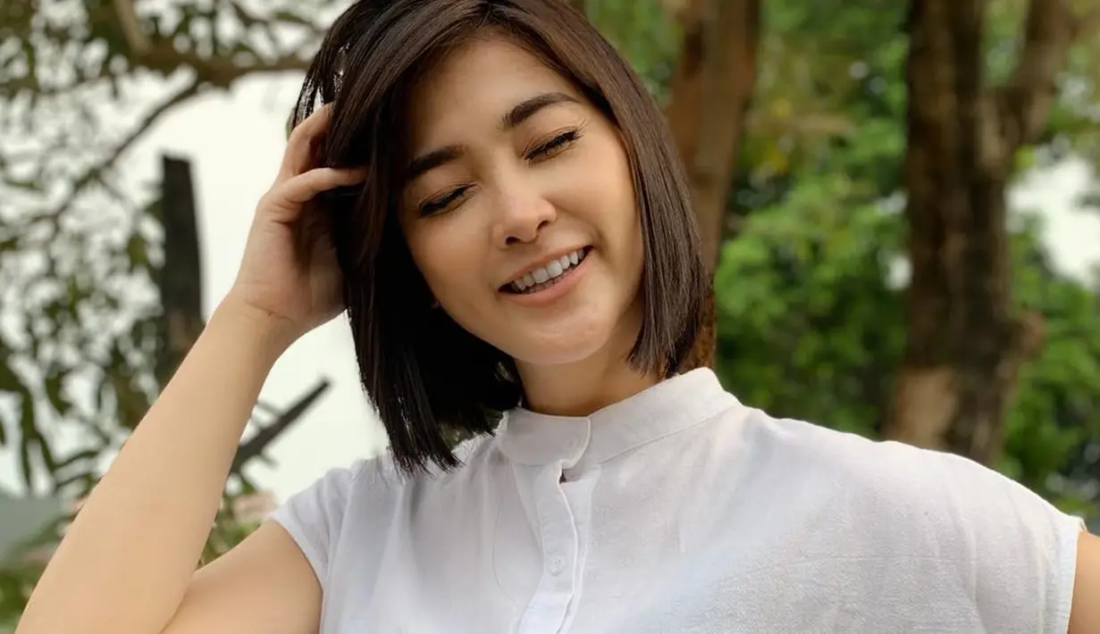 Meski sudah menjadi ibu tiga anak, Eva Anindita selalu tampil modis. Kali ini, wanita 37 tahun tersebut tampil cerah dengan baju putih. Makeup natural membuat pesona cantiknya kian terpancar.
(Liputan6.com/IG/@eva_anindita_zachrie)