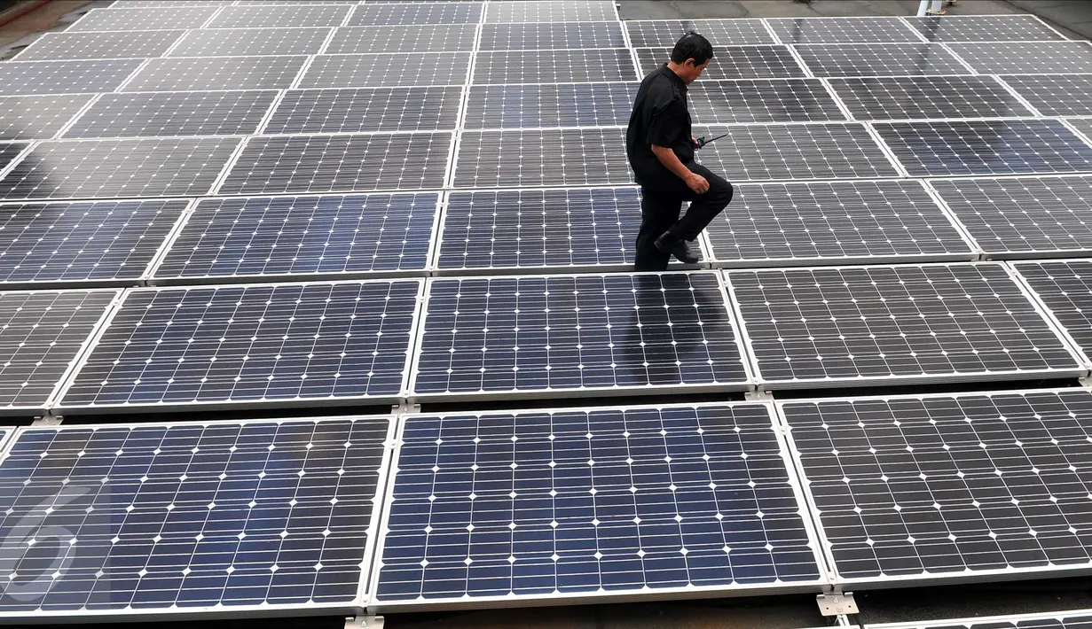 Petugas memeriksa panel surya (Solar Cell) di gedung ESDM, Jakarta, Rabu (2/3/2016). Manfaat pengunaan panel surya untuk industri dapat menghemat energi serta biaya ketika puncak beban listrik tinggi di siang hari. (Liputan6.com/Gempur M Surya) 