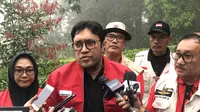 Ketua DPD PDIP Jawa Barat, Ono Surono memberikan keterangan pers tentang penghijauan di Daerah Aliran Sungai (DAS) Citarum, Jawa Barat, Minggu (2/2/2020).