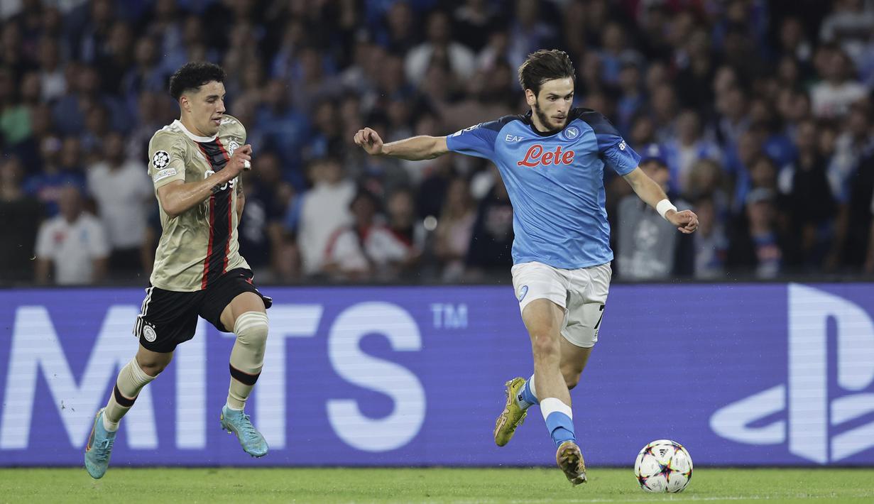 Napoli menutup babak pertama dengan keunggulan dua gol. Hirving Lozano membuka keran gol Napoli saat laga baru memasuki menit ke-4. Giacomo Raspadori menggandakan keunggulan di menit ke-16. (Alessandro Garofalo/LaPresse via AP)