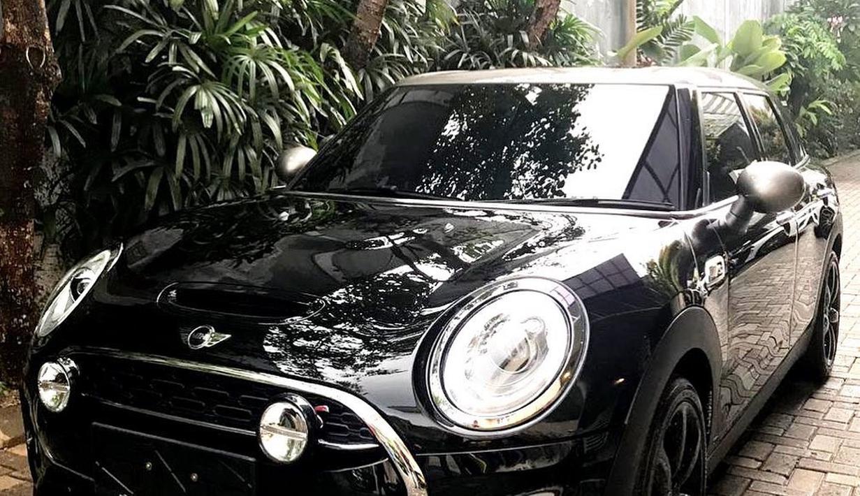 Mini Cooper S 5-Door melengkapi koleksi mobilnya. Selain original Mini yang klasik, Desta juga menyukai Mini modern yang terkenal sangat fun to drive. (Source: Instagram/@desta80s)