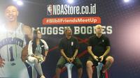 Mantan pemain NBA, Buggsy Bogues (tengah). (Istimewa)