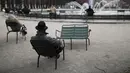 Orang-orang menikmati air mancur di taman Palais Royal di Paris (22/3/2021).Sementara pemerintah Prancis bersikeras bahwa aturan tersebut tidak akan seketat di masa lalu, tindakan tersebut dikritik karena dianggap berantakan. (AP Photo/Lewis Joly)