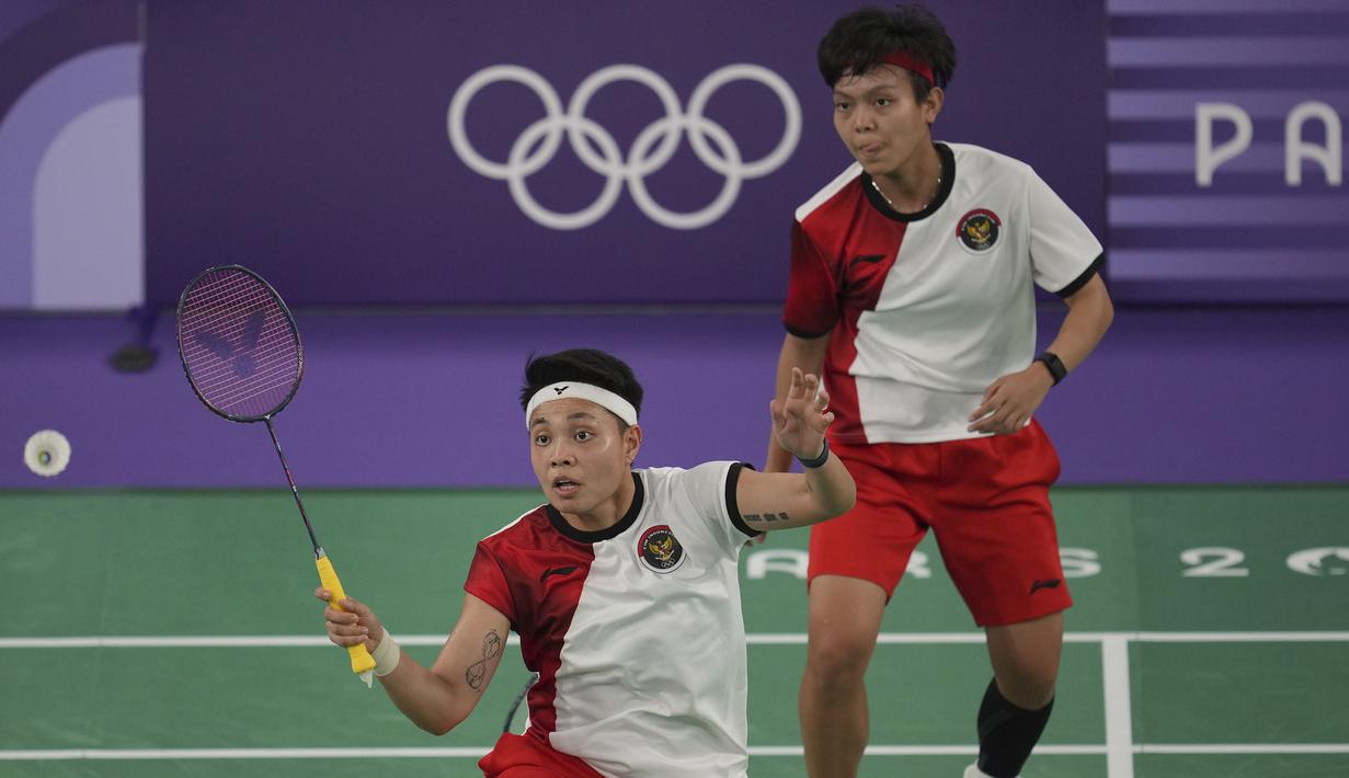 <p>Pemain ganda putri Indonesia, Apriyani Rahayu (depan) berusaha mengembalikan bola drive saat menghadapi wakil China, Chen Qingchen/Jia Yifan pada laga kedua Grup A nomor ganda putri cabor bulu tangkis Olimpiade Paris 2024 di Porte de la Chapelle Arena, Prancis, Minggu (28/7/2024). (AP Photo/Kin Cheung)</p>