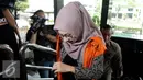 Siti Marwa tertunduk saat berjalan masuk ke dalam gedung KPK, Jakarta, Selasa (12/7). Siti diperiksa terkait penerimaan uang suap Rp1 miliar dari beberapa perusahaan pupuk yang ingin mendapatkan proyek di perusahaan BUMN. (Liputan6.com/Helmi Afandi)