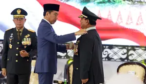 Presiden Joko Widodo (Jokowi) menyebut pemberian anugerah kali ini telah melalui verifikasi dari Dewan Gelar, Tanda Jasa, dan Tanda Kehormatan. Hal itu pun sesuai dengan UU Nomor 20 Tahun 2019. (Liputan6.com/Herman Zakharia)