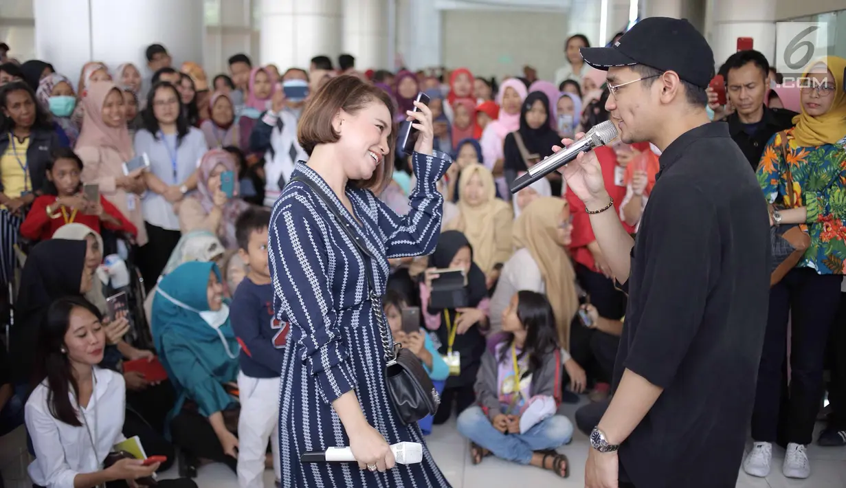 Penampilan penyanyi Afgan dan Rossa saat menghibur pasien anak-anak di RSCM, Jakarta, Senin (28/5). Acara tersebut merayakan ulang tahunnya Afgan yang ke-29 dan sekaligus menghibur pasien anak-anak. (Liputan6.com/Faizal Fanani)