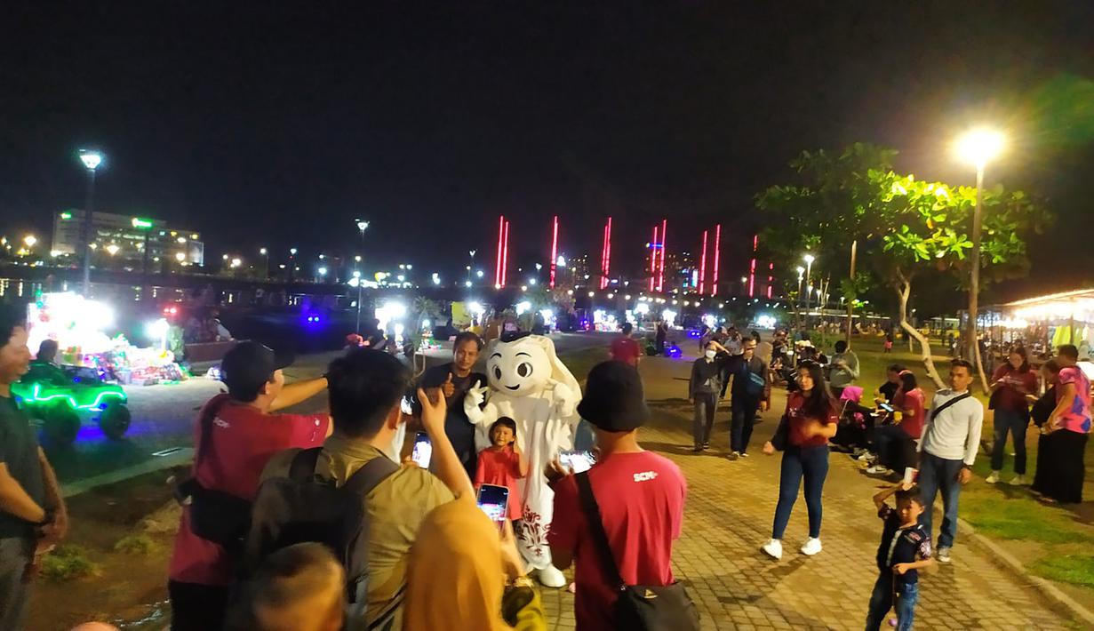 Hari kedua kunjungan Laeeb di Kota Makassar ditutup dengan menyapa warga Makassar yang tengah berada di kawasan Taman Lego-lego. (Procomm Surya Citra Media)